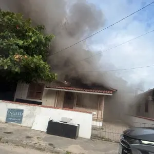 Incêndio atinge residência de madeira e mobiliza equipes de emergência