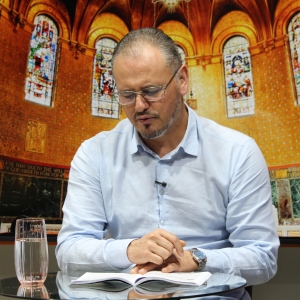 Renove sua fé e encontre força nas mensagens e orações do Padre Elizandro, ao vivo nesta tarde