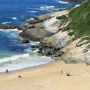 Homem é preso por nudez após proibição do naturismo na Praia do Pinho