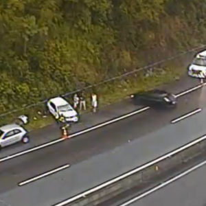 Policiais rodoviários e pedestres são atropelados na BR-101; condutor recusou fazer o bafômetro