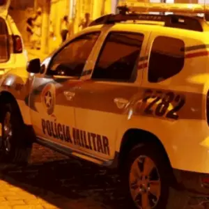 Casal encontra homem dormindo em quarto após retornar de viagem