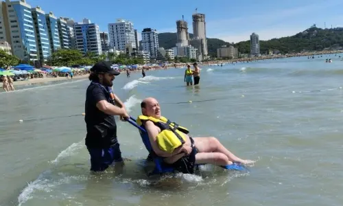 VÍDEO  | Projeto garante banhos de mar para com pessoas com deficiência ou mobilidade reduzida  neste fim de semana 