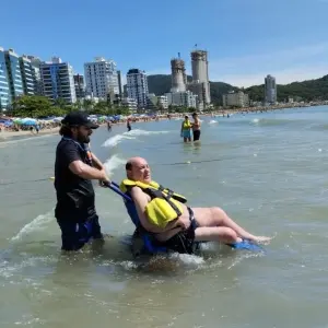 VÍDEO  | Projeto garante banhos de mar para com pessoas com deficiência ou mobilidade reduzida  neste fim de semana 