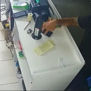 Homem pede comida em estabelecimento e furta celular 