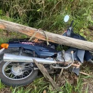 Colisão entre carro e motocicleta deixa mulher ferida na SC-410