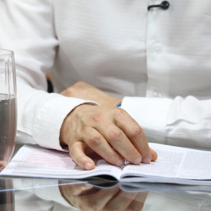 Renove sua fé e encontre força nas mensagens e orações do Padre Elizandro, ao vivo nesta tarde
