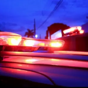 Condutora é presa após ser flagrada dormindo ao volante sobre passeio público