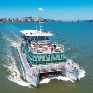 Catamarã inicia operações no Réveillon e amplia turismo náutico na região