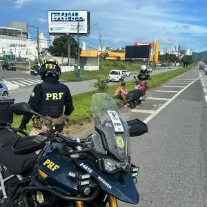 Motociclista é flagrado fazendo manobra “Superman” na BR-101 
