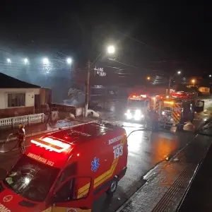 Incêndio em imóvel ocupado irregularmente reacende preocupação com abandono de casas em Tijucas
