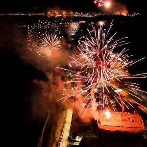 Cerca de 500 mil pessoas participam de Réveillon em uma das maiores viradas da história