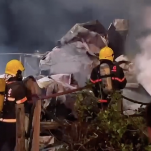 Quiosque pega fogo e fica totalmente destruído após possível curto-circuito em praia da região