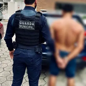 Condutor sem habilitação é detido por embriaguez após colisão 