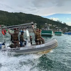 Fiscalização náutica notifica embarcações na Praia do Caixa d’Aço