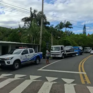Fiscalização de trânsito flagra irregularidades e autua veículos em praias de município