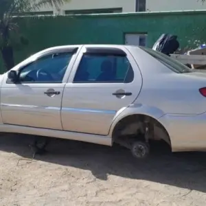 Carro é furtado após acidente e encontrado sem rodas 
