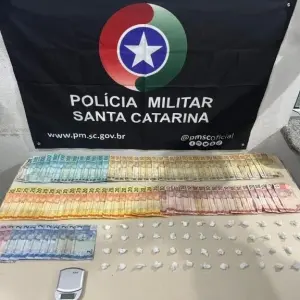 Três pessoas são presas por tráfico de drogas após denúncia