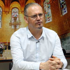 Renove sua fé e encontre força nas mensagens e orações do Padre Elizandro, ao vivo nesta tarde