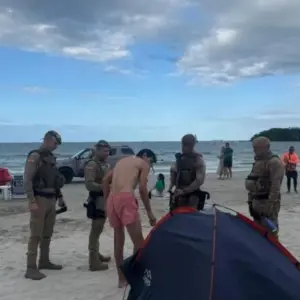 Operação retira barracas irregulares em praia da região