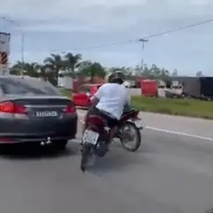 Manobra perigosa termina em acidente grave com motociclista na BR-101