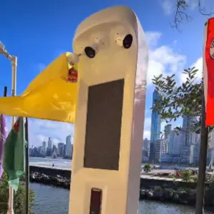 Totens de emergência instalados em praia da região recebem trotes e comprometem serviço