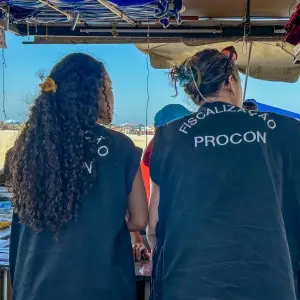 Procon fiscaliza preços de produtos e serviços na orla da praia