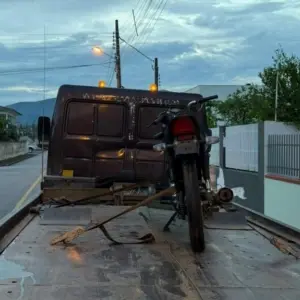 Adolescente é apreendido após perseguição de motocicleta