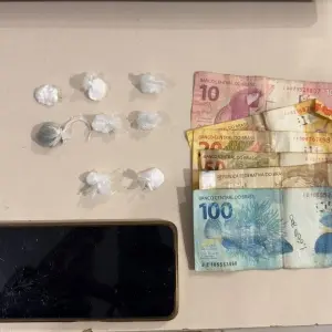 Homem é preso por tráfico de drogas após denúncias de comércio em via pública