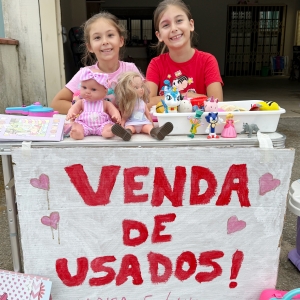 VIRALIZOU 🥰 | Pequenas empreendedoras chamam atenção ao vender brinquedos em garagem