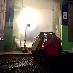 Incêndio de grande proporção atinge comércio têxtil durante a madrugada