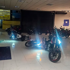 Mais de 10 criminosos invadem e roubam motos em cidade da região  