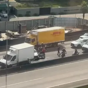 Acidente entre caminhão e carro causa lentidão na BR-101