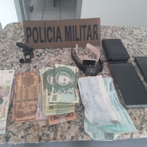 Homem é flagrado com celulares, cheques e objetos roubados