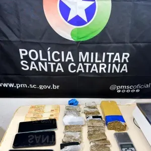 Mandado cumprido e flagrante de tráfico: operação apreende quase 1 kg de maconha