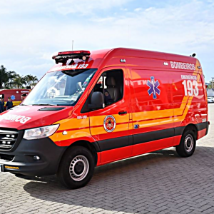 Motociclista fica ferido após forte colisão com carro em cidade da região