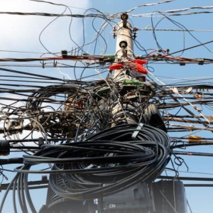 Postes cheios de fios sem função; operação promete mudanças