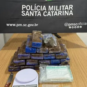 🚨 Droga escondida em telhado leva a apreensão de quase 15 kg de maconha