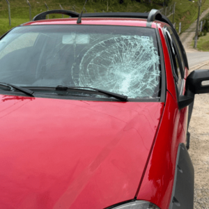 Menor de idade fica ferido após colisão frontal com camionete 