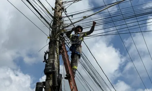 LIMPA POSTE | Município inicia operação para organizar a rede elétrica
