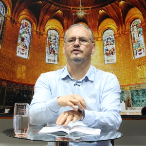 Tarde especial de fé e oração com Padre Elizandro, trazendo palavras que confortam, renovam e edificam