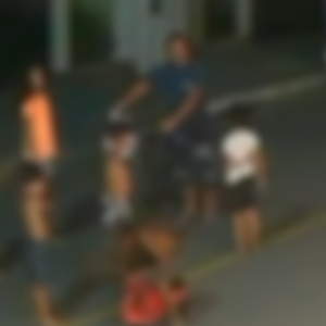 Homem embriagado aborda crianças, oferece dinheiro e é contido por pais