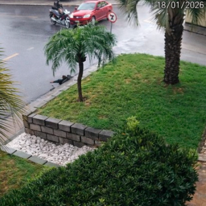 Colisão entre carro e moto deixa jovem ferida no centro da cidade