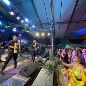 Arena Viva Verão transforma a orla de Itapema em palco de lazer e multidões