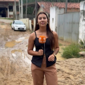 Água invade casas após novo rompimento de cano no bairro Itinga