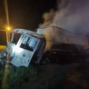 Incêndio de grandes proporções destrói carretas e mobiliza bombeiros em Tijucas