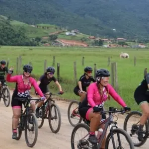 Mulheres tomam as ruas de município em evento com atividades físicas e premiações