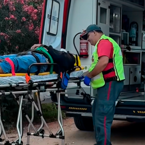 Batida frontal com carro deixa motoboy ferido