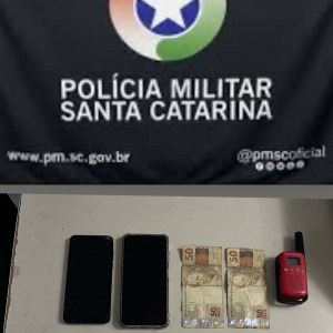 Tráfico flagrado de madrugada; cocaína e haxixe escondidos em sofá