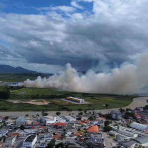 URGENTE 🚨 | Grande incêndio causa fumaça intensa e preocupa moradores de Tijucas