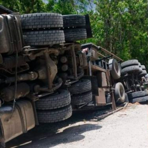Carreta tomba durante manobra e carga vai parar em ribeirão em cidade da região